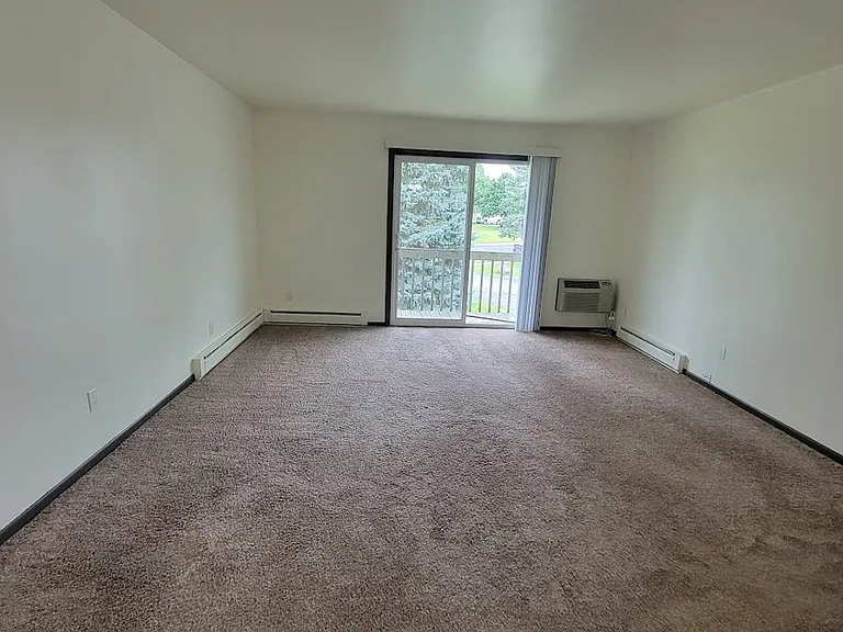 Canterbury Court Apartments — Photo 12