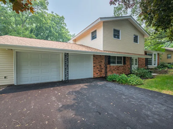 1613 E 4th St, Coal Valley, IL 61240