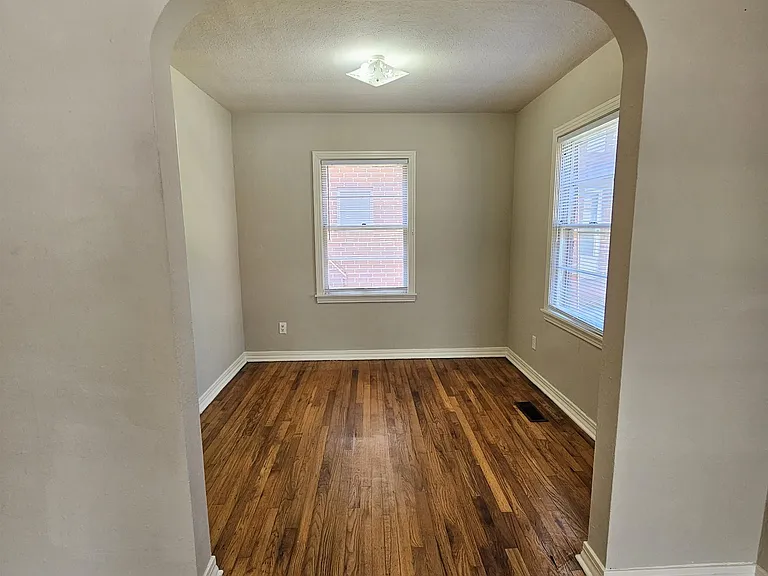 124 S Franklin Blvd — Photo 11