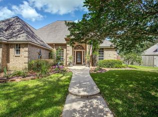 800 Enchanted Oaks Dr, Angleton, TX 77515