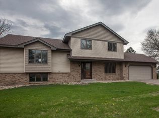 404 Sandhurst Cir, Roseville, MN 55113