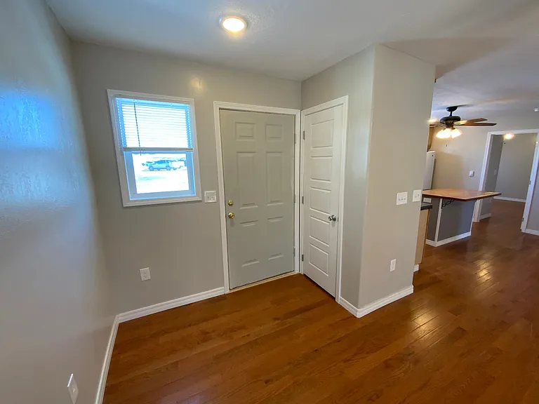 504 S Ave E — Photo 12