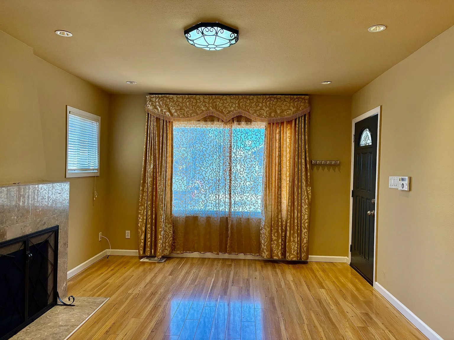 4 bed, 1400 sqft, $3,000 — Photo 2