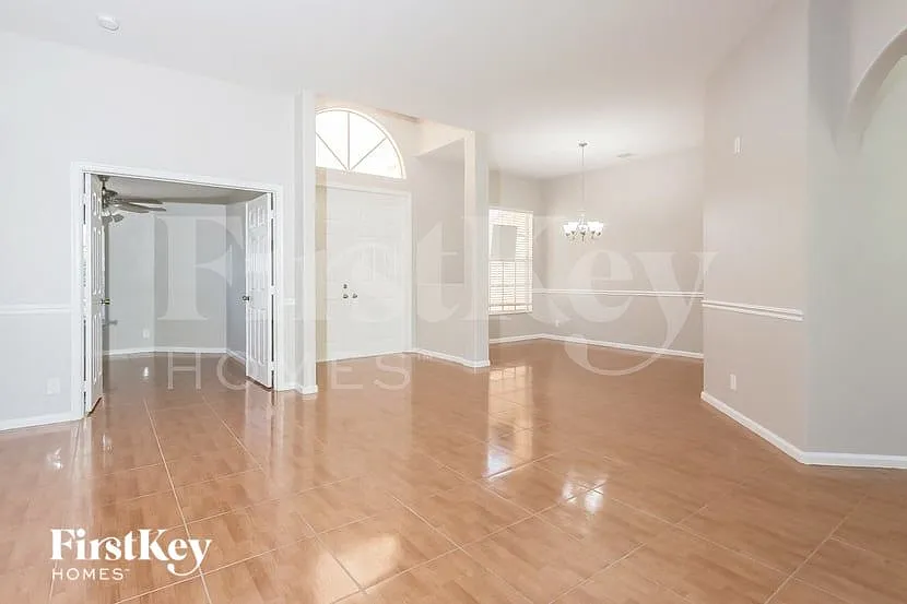 5 bed, 3.0 bath, 2573 sqft, $3,245 — Photo 4