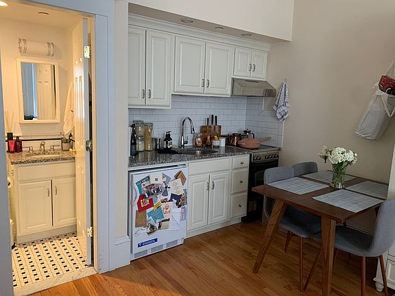 5th image of 105 Pinckney St #2