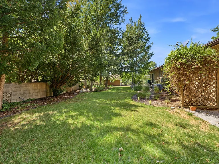 2480 Eastbourne Dr — Photo 38