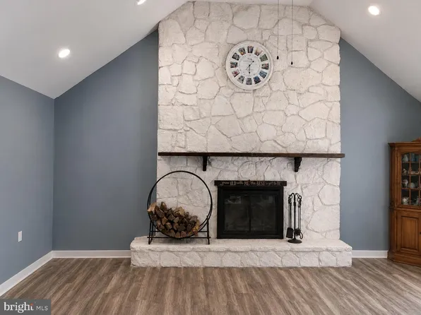 43 Northpark Dr, Levittown, PA 19054
