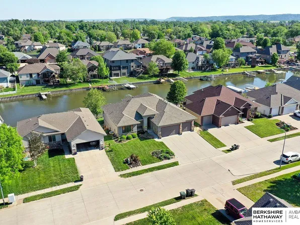 710 Key Cir, Carter Lake, IA 51510