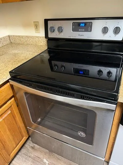 2 bed, 1.0 bath, 913 sqft, $1,350 — Photo 3