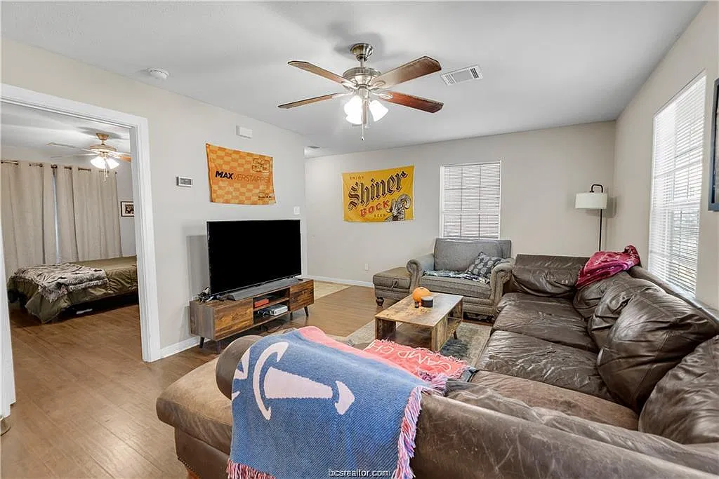 2 bed, 903 sqft, $1,995 — Photo 3