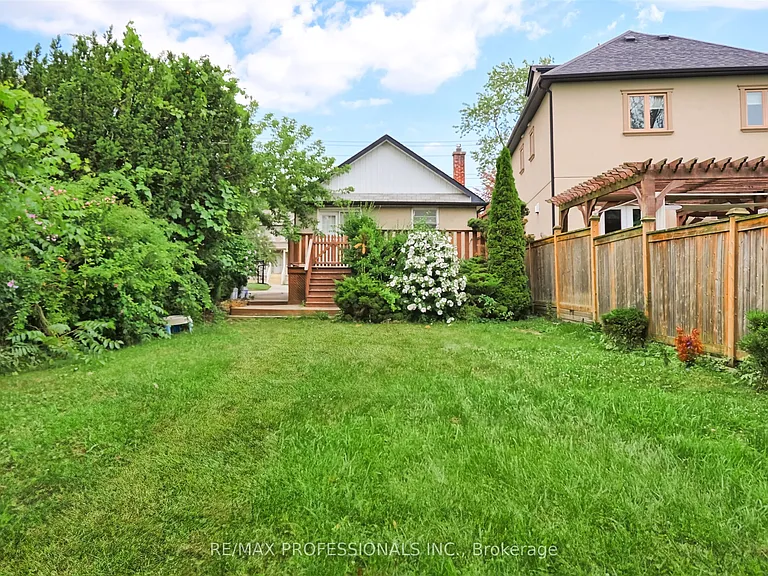 1026 Haig Blvd #BASEMENT — Photo 16