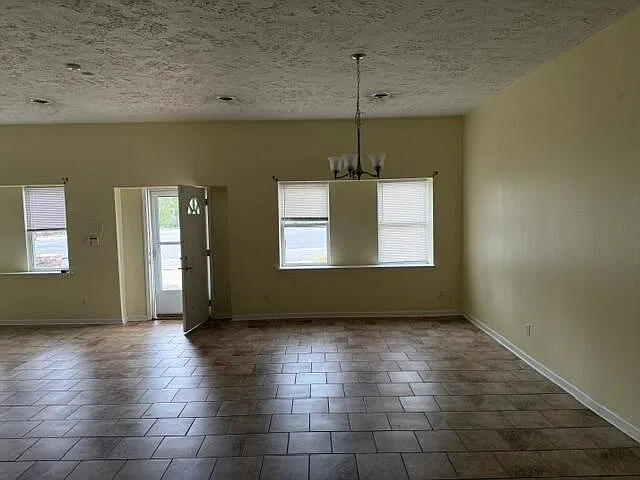 2 bed, 1.0 bath, 1500 sqft, $925 — Photo 3