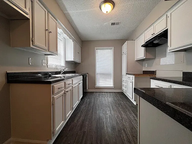 8100 Shallow Glen Trl — Photo 5