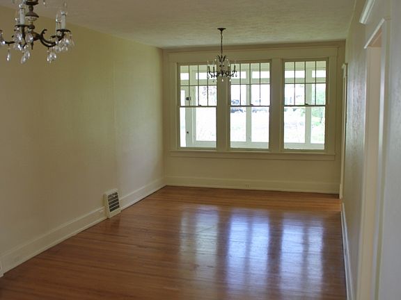 4th image of 319 S Summit St