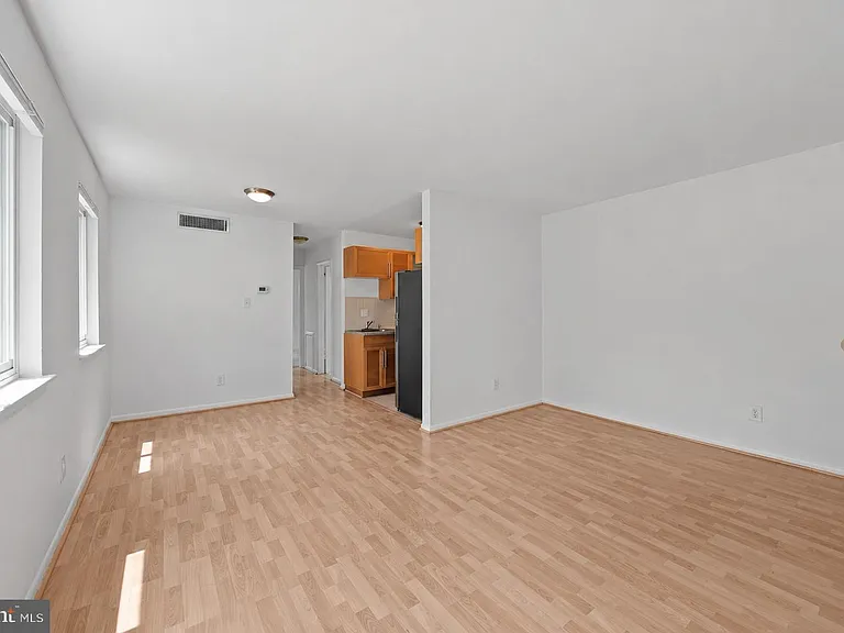630 11th St NE #203 — Photo 8