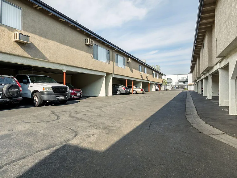 Parthenia Terrace Apartments — Photo 40