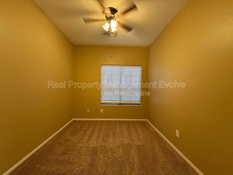 914 E Christine Pl — Photo 6