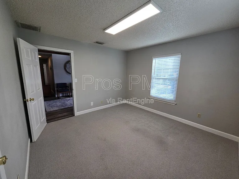 725 W Purnell St #A — Photo 24