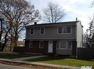 86 Washington Ave, Wheatley Heights, NY 11798