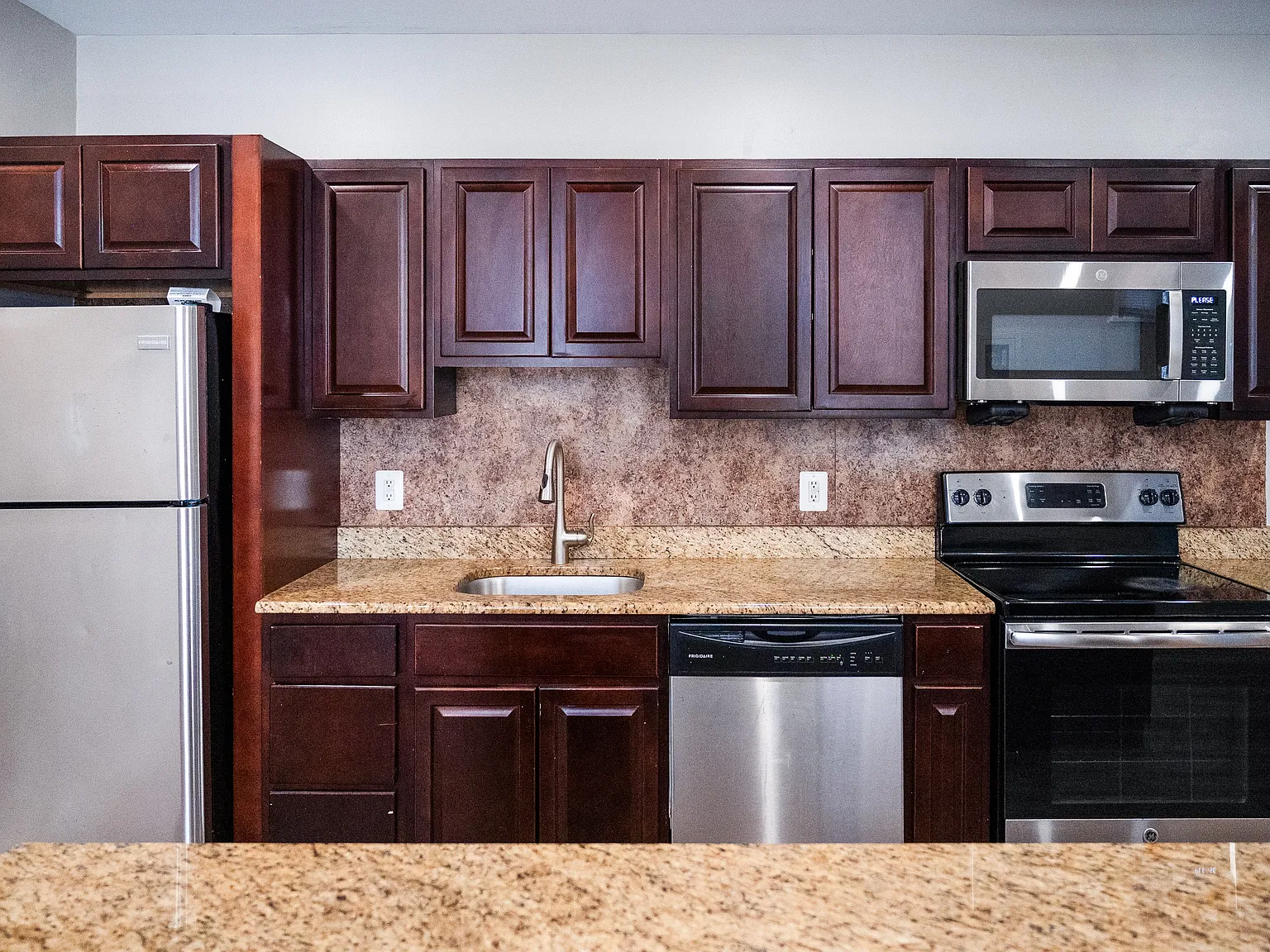 7 bed, 3108 sqft, $6,965 — Photo 3