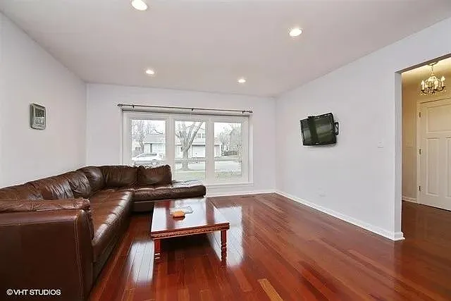 880 Tanglewood Dr — Photo 2