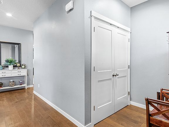 5th image of 806 E Tanoak Ave