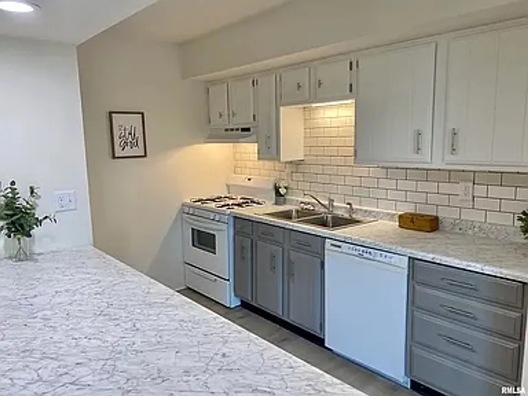 432 Amherst Dr — Photo 8