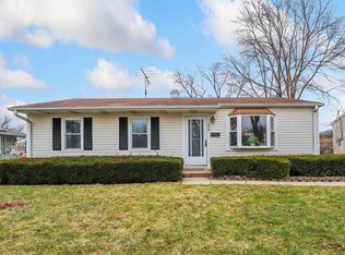 327 Hiawatha Dr, Buffalo Grove, IL 60089