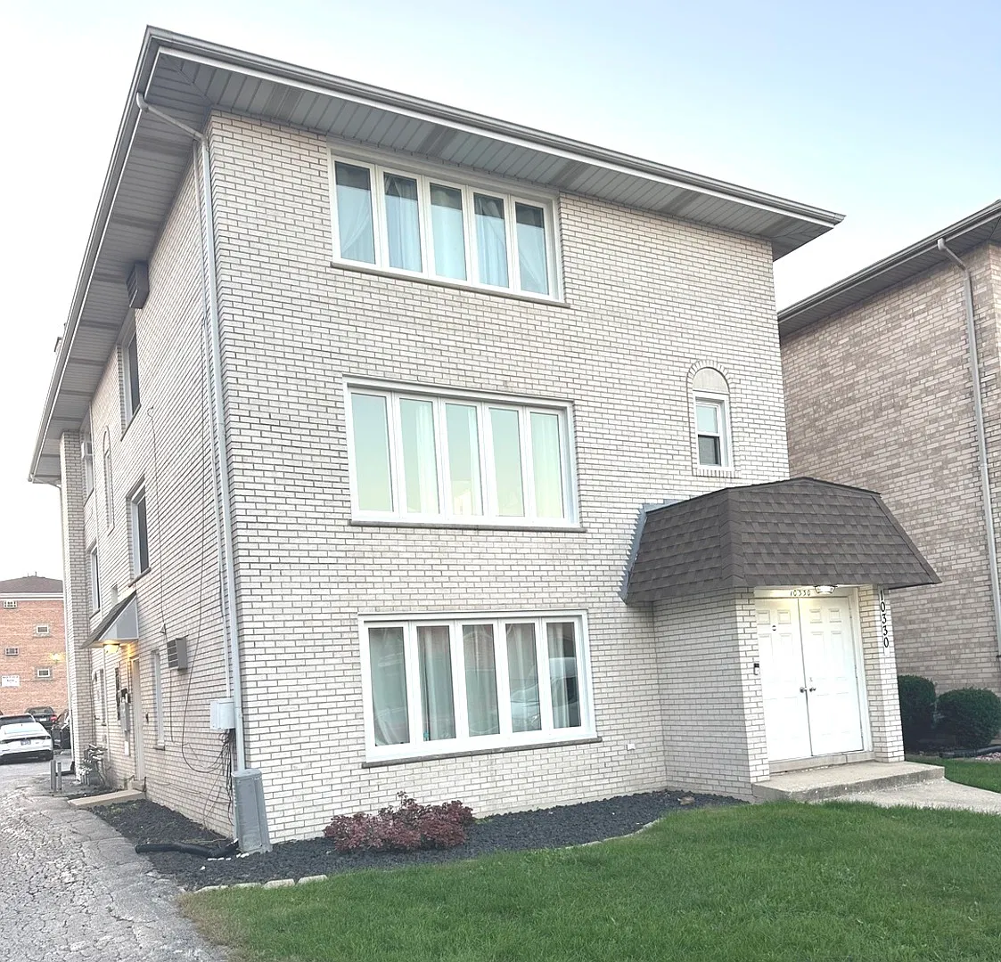 3 bed, 1.5 bath, 1050 sqft, $2,200 — Photo 1