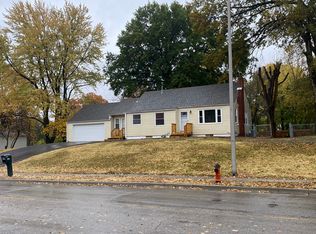 1325 NE Englewood Rd, Gladstone, MO 64118