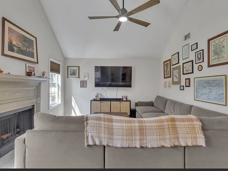 61 Brenda Ct — Photo 6