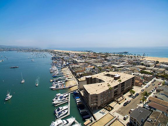 Waterfront living with direct access to boats. Walking distance to the ocean, pier, restaurants.