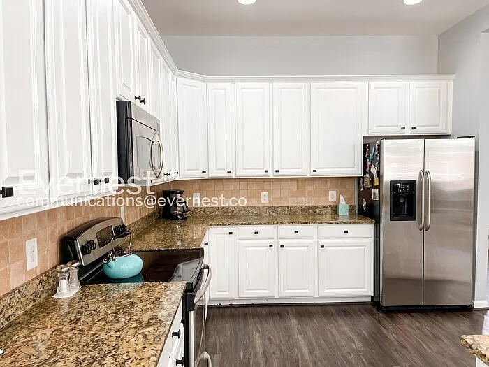 4 bed, 2.5 bath, 3472 sqft, $4,400 — Photo 3
