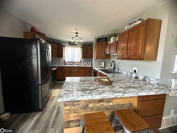 4th image of 604 3rd Ave N