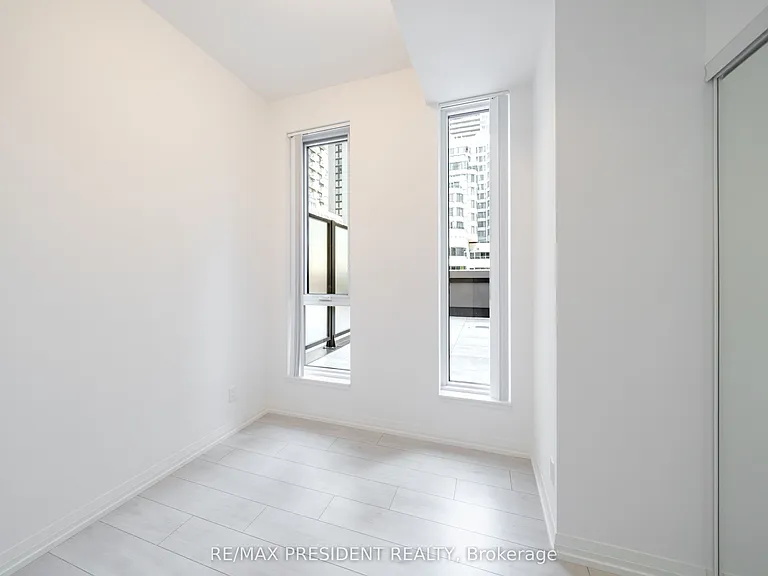 400 King St W #808 — Photo 12
