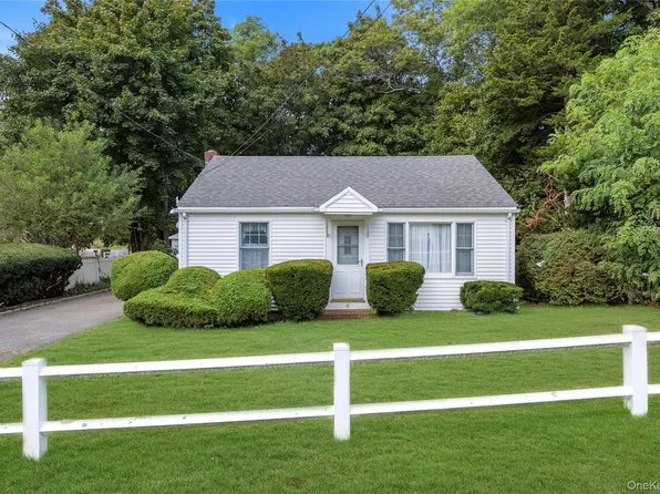 4 Giant Oak Road, Ridge, NY 11961