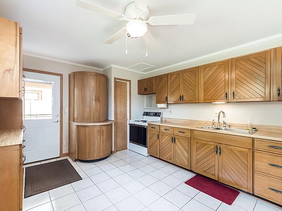 3rd image of 143 Meadow Ln