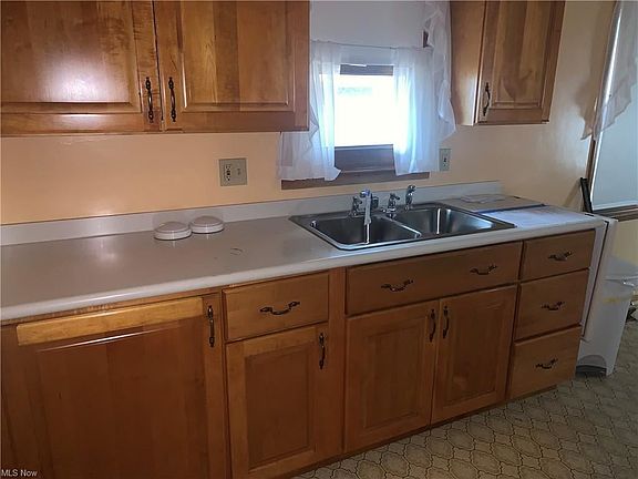 3rd image of 2914 Silverdale Ave