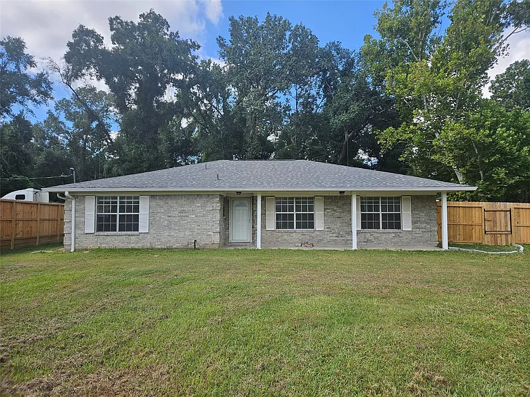 18521 Railroad Ave — Photo 1