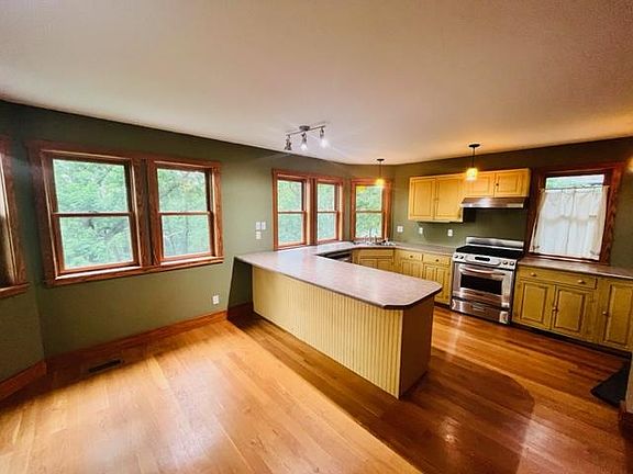 kitchen area has nice window views
windows place just above counters
add a nice touch
that is a window to right of stove/oven