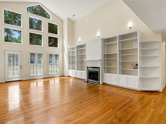 2nd image of 208 Oak Hollow Ct