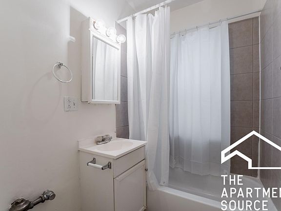 4th image of 2148 N Dayton St #103
