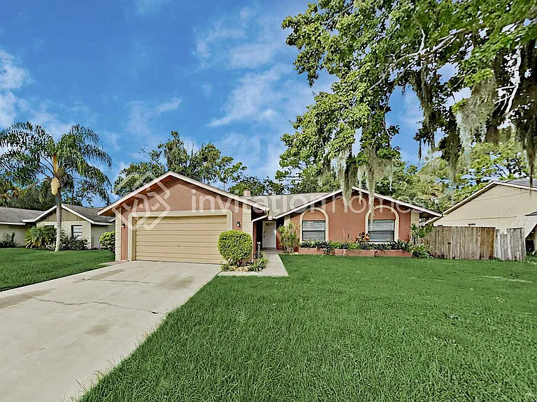 330 Woods Lake Dr — Photo 1