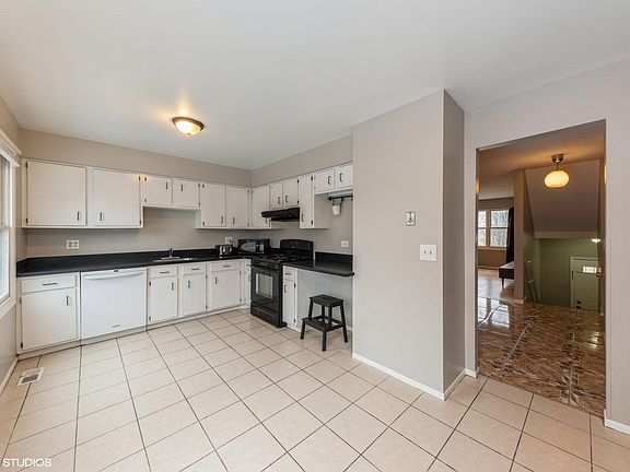 3rd image of 932 Banbury Ct