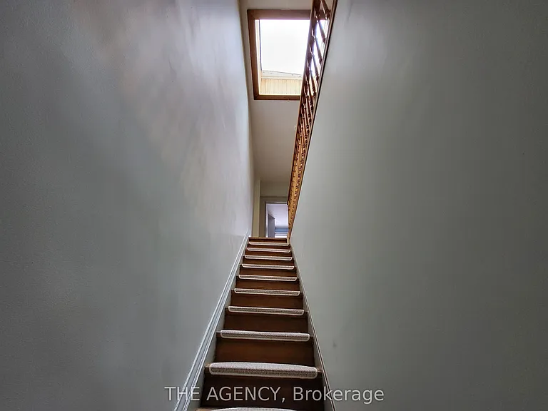 613 Delaware Ave N #UPPER — Photo 2