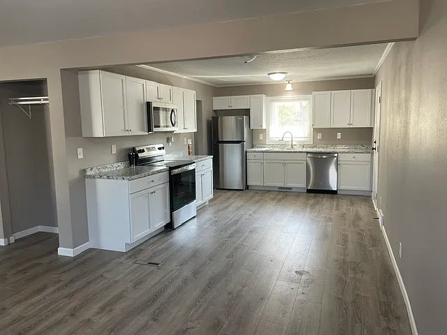 3 bed, 3275 sqft, $2,200 — Photo 2