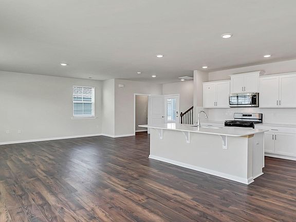 2nd image of 585 Edgetree Dr