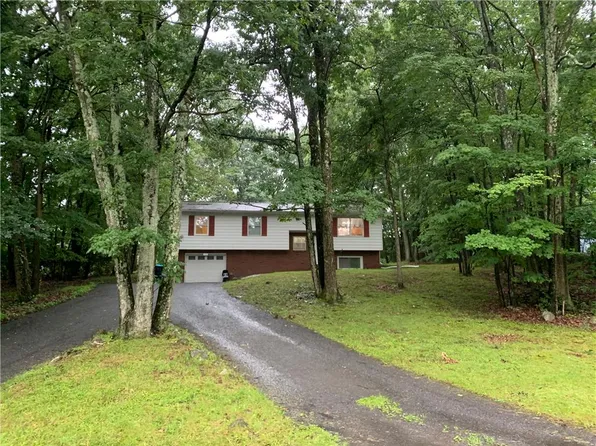 33 Seneca Rd, Mount Pocono, PA 18344