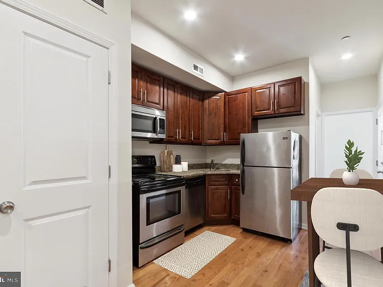 1518 W Diamond St #B — Photo 2