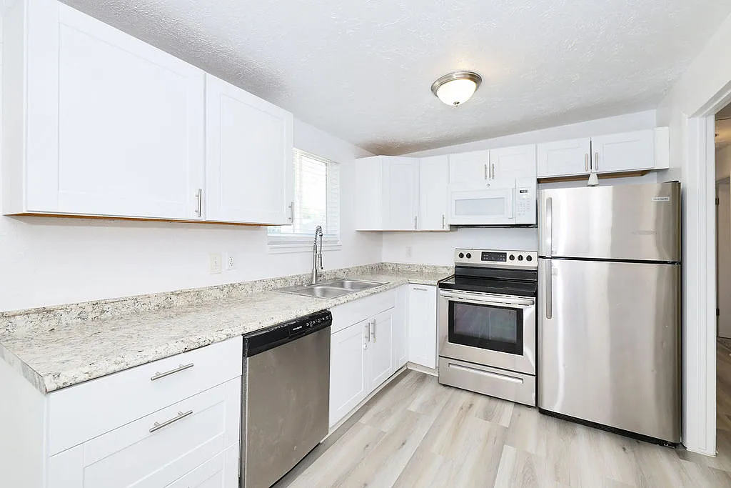 5 bed, 1900 sqft, $1,500 — Photo 2